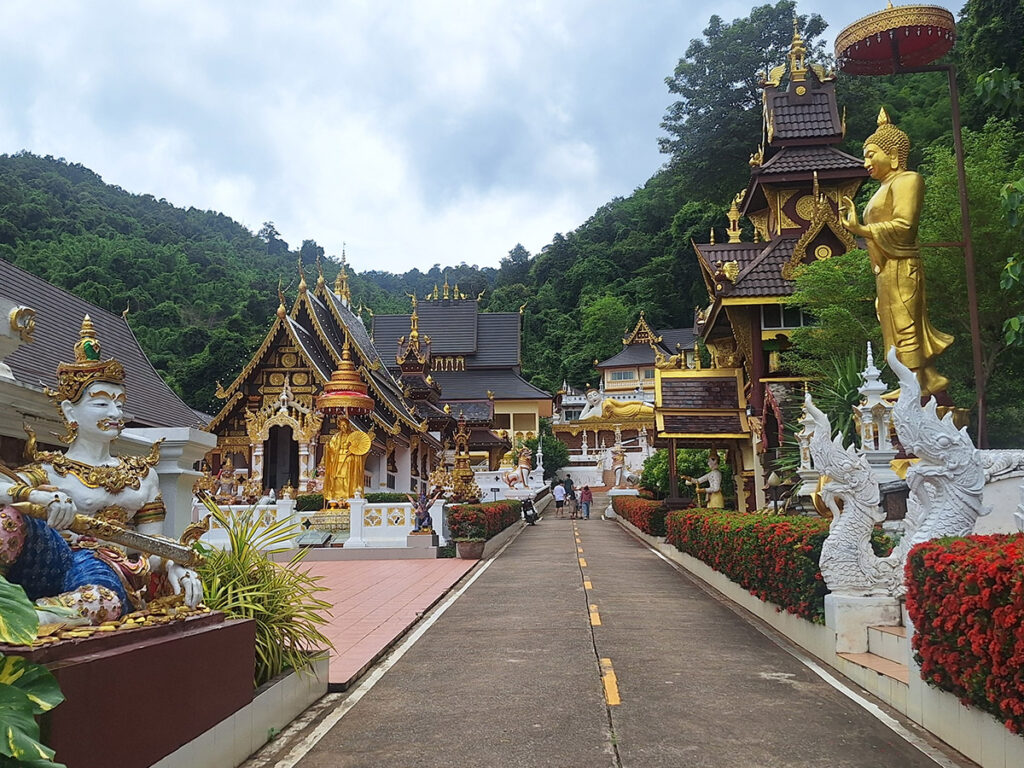 เช่ารถน่านพร้อมคนขับ รถนำเที่ยวน่าน เหมารถรับจ้างพาเที่ยวน่าน เช่ารถใหม่ร้านคนน่าน ต้องการจองค้นหารถน่านเช่า