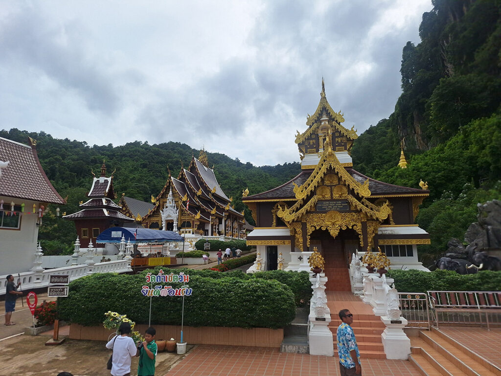 เที่ยวน่านคนเดียว เที่ยวน่านไม่มีรถ มีคนขับรถเป็นผู้หญิง เปรียบเทียบราคารถเช่าน่าน เช่ารถน่านพร้อมคนขับพาเที่ยว ราคาถูก